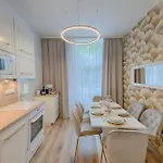 Spacious 2br - 90m2 - Parking - 4min Colonnade * 마리안스케 라즈네