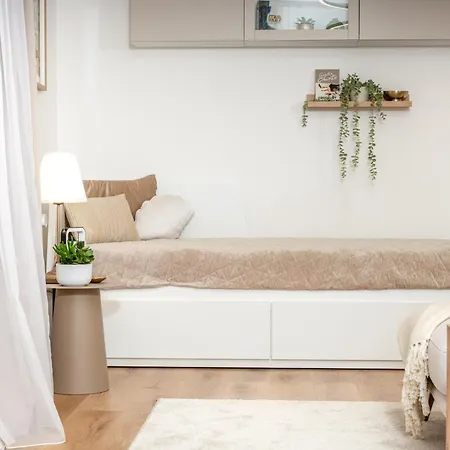 Spacious 2br - 90m2 - Parking - 4min Colonnade 아파트 마리안스케 라즈네
