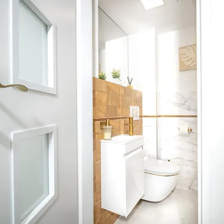 Spacious 2br - 90m2 - Parking - 4min Colonnade * 마리안스케 라즈네